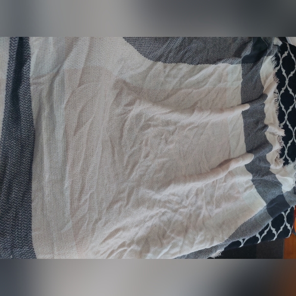 Lot of three scarves (red plaid by Chaps, tan cashmere pashmina, pink soft knit) - Picture 6 of 13